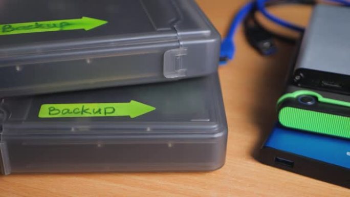 带备份文本标签的外部硬盘驱动器和带硬盘的盒子