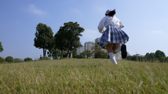 活泼小女孩公园草坪奔跑玩耍