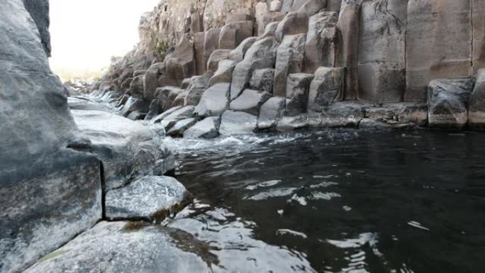 玄武岩形成池中的水流。4K