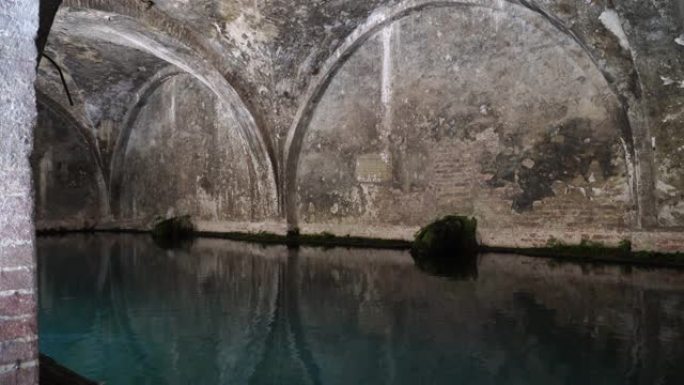 Fontebranda是锡耶纳(意大利)最古老，也可能是最令人印象深刻的喷泉。