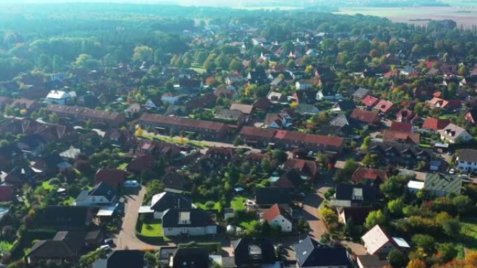 德国郊区边缘的飞行鸟瞰图，街道和房屋处于松散的发展之中