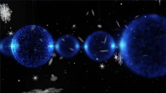 黑色背景上的蓝色圣诞球在积雪上的动画