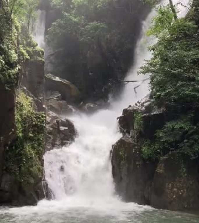 强大的垂直瀑布山中瀑布小瀑布水流冲击