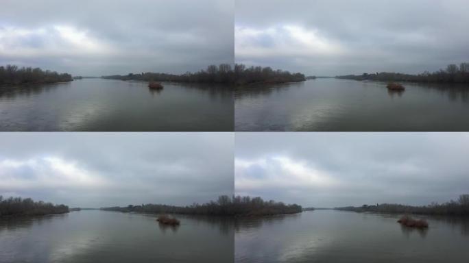 卢瓦尔河在欧洲被树木包围，在法国，在中部地区，在卢瓦雷，在冬天，在阴天，朝着奥尔良。