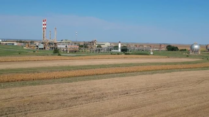 农业用地上天然气加工厂的鸟瞰图