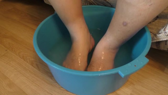 一个男人洗脚