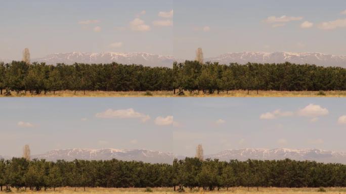 土耳其。夏天的埃尔祖鲁姆。
这段视频拍摄了一个小时，然后加快了速度。
白雪覆盖了山脉、森林和云。奇妙