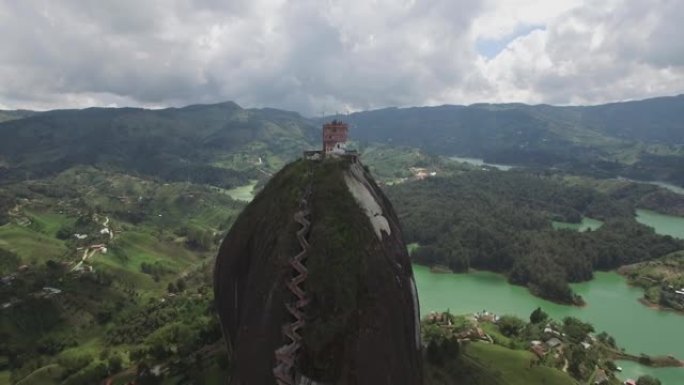 哥伦比亚La Piedra del pe ñ ol的向后空中无人机视图