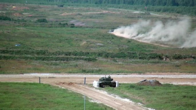 俄罗斯军用坦克在演习中向演习射击。