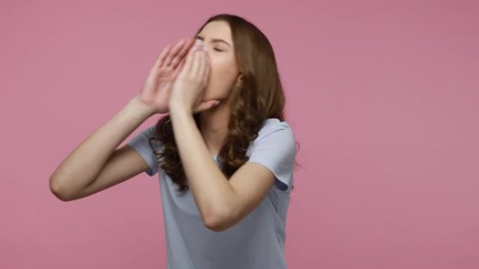 女孩大喊大叫，手牵着手靠近张开的嘴。