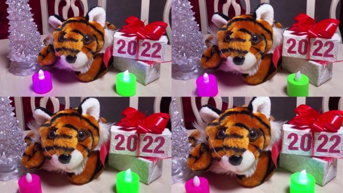老虎符号2022年新年和礼品盒，白色桌子上有老式房间圣诞树附近的文字2022。
