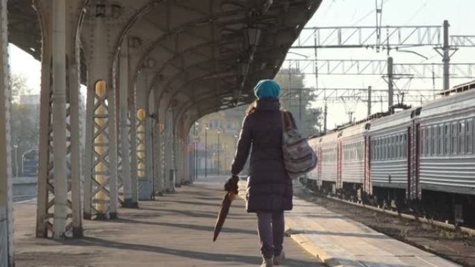 女性沿着火车站的平台行走
