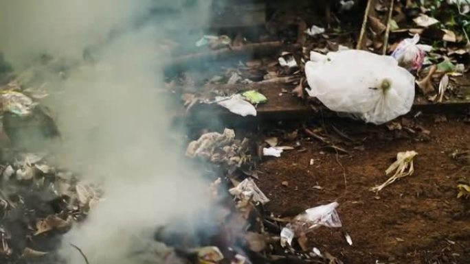 村民在村里焚烧塑料垃圾