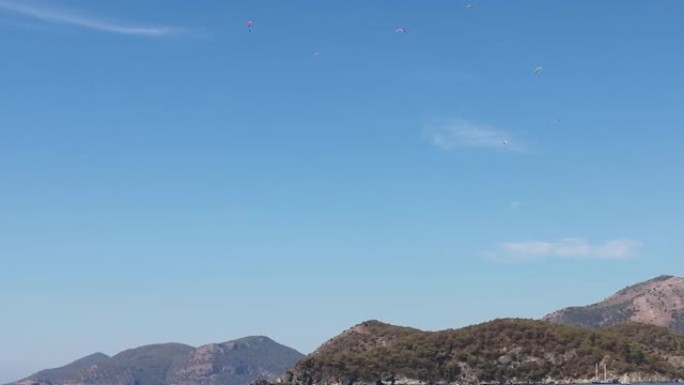 天空中有很多跳伞者。奥鲁德尼斯滑翔伞。