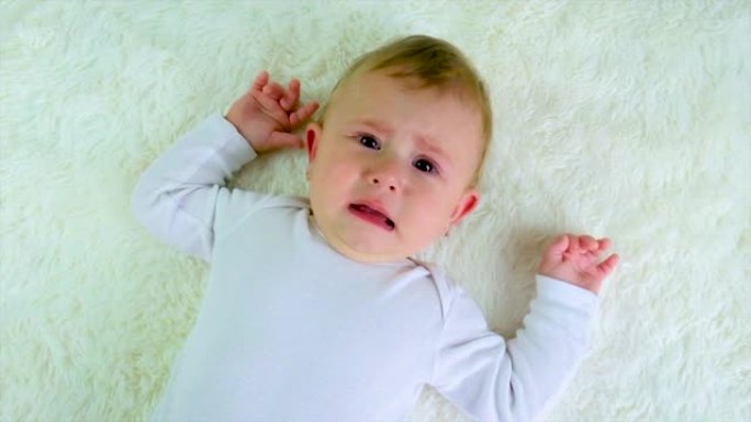 小婴儿在哭。选择性聚焦。