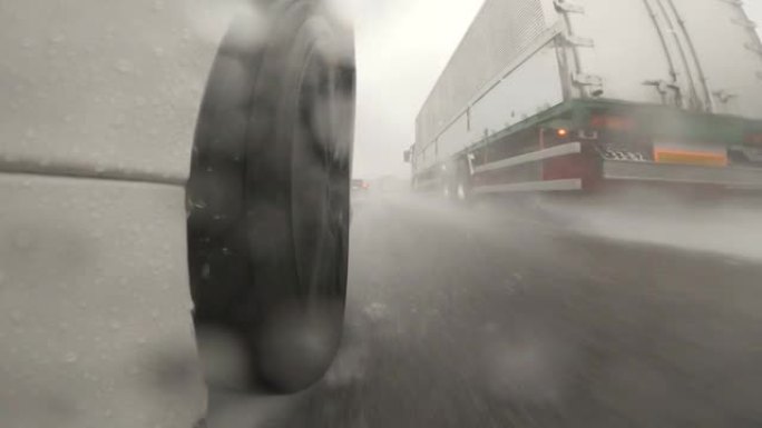 半卡车在大雨中在高速公路上超越了我。