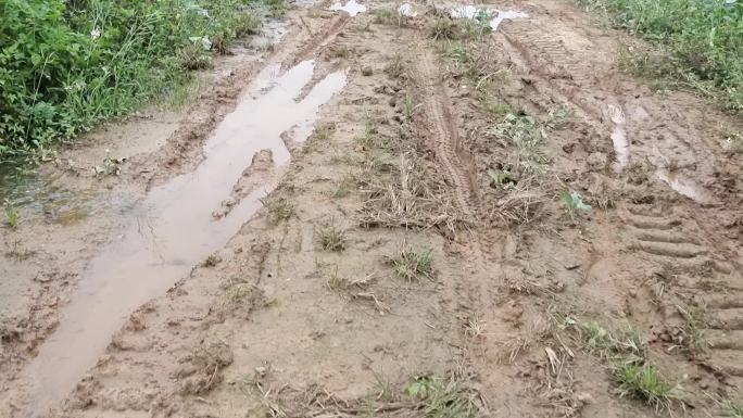 泥巴路雨后泥泞路乡间小道黄泥积水路烂路田