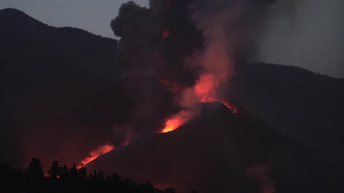 坎布尔·维耶哈火山爆发。火山锥和火山弹进入黎明。10/18/2021