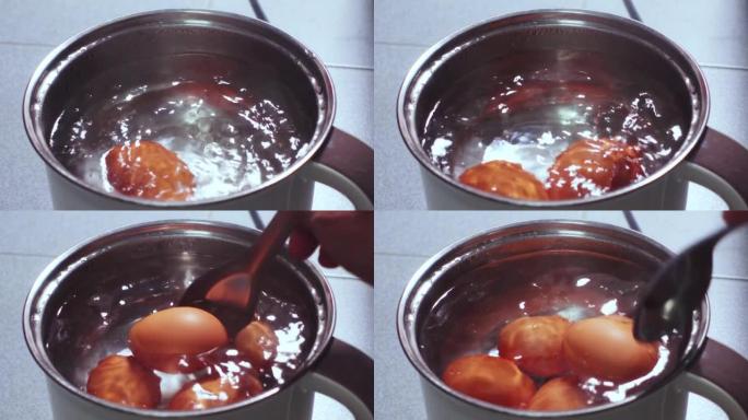 将鸡蛋放在电锅上的沸水中
