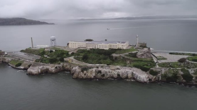 旧金山湾恶魔岛的鸟瞰图。美国。最著名的恶魔岛监狱，监狱。观光场所