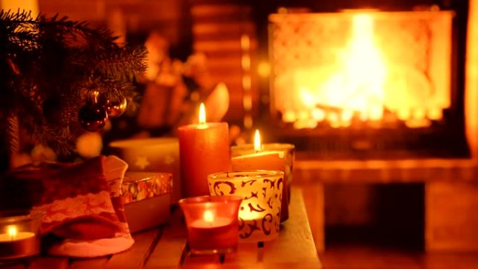 用圣诞球和壁炉吃饭的视频。新年精神好。