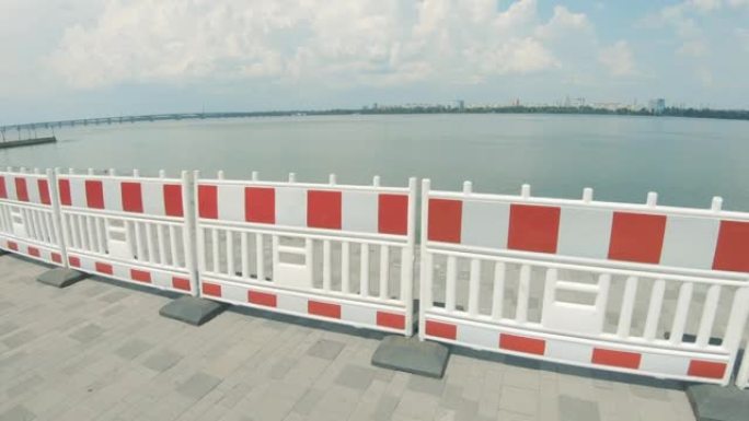 第聂伯河路堤上的临时塑料围栏
