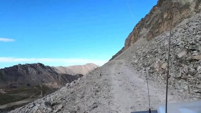 从路虎卫士 (land rover defender) 拍摄的视频，该视频是在意大利阿尔卑斯山的一条