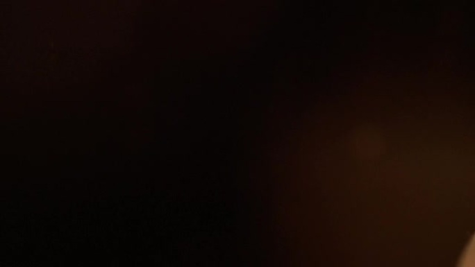 平移以蜡烛为背景的圣本尼迪克特念珠的软焦点镜头