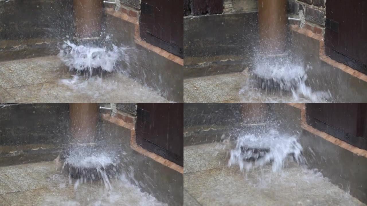 大雨期间，水从排水沟落水管溅出