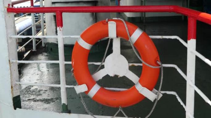 渡船上的红色救生带或环形浮标
