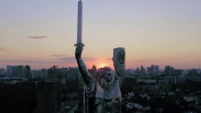 纪念碑祖国母亲基辅日落鸟瞰图。