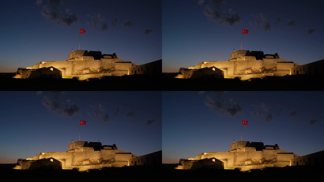 土耳其东部黄昏时的卡尔斯城堡。