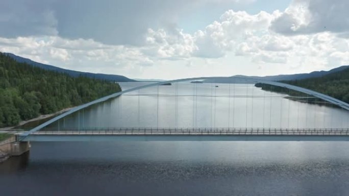 在瑞典北部阳光明媚的夏日，无人驾驶飞机的夏日仍然是湖面，水中有镜像的天空