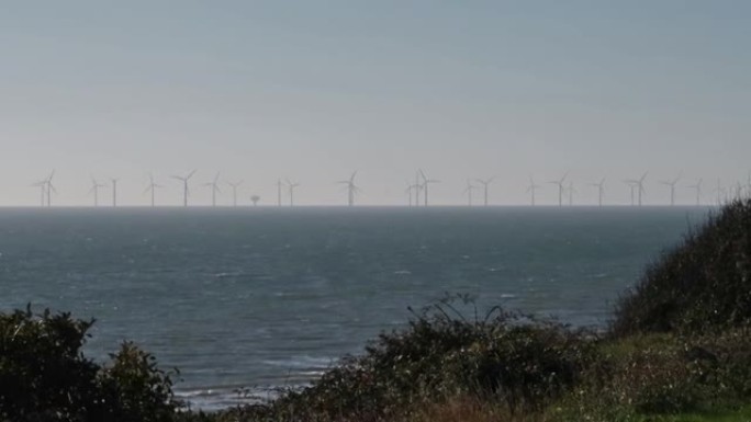 远处的炮舰沙滩海上风电场，埃塞克斯海岸线