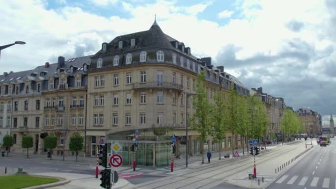 夏季阴天在卢森堡的街道上飞行