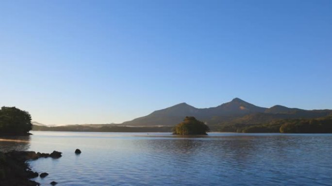 平静的波浪湖和万代山