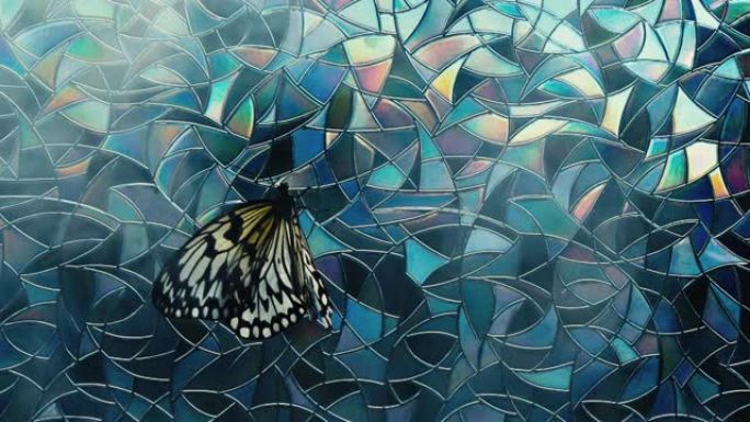 深色彩色玻璃上的纸风筝蝴蝶