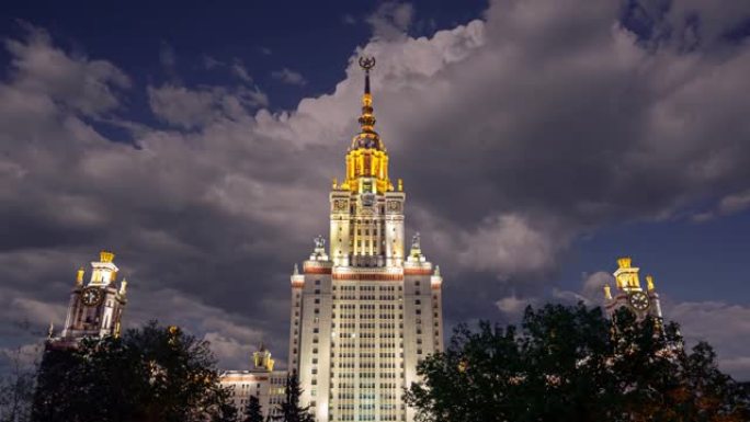 位于麻雀山上的罗蒙诺索夫莫斯科国立大学主楼 (夜)。它是俄罗斯最高级别的教育机构。俄罗斯