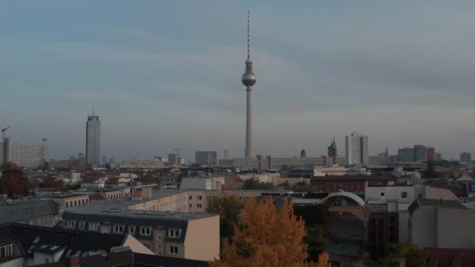 城镇中心20世纪建筑的前瞻揭示，拥有占主导地位的高电视塔Fernsehturm。德国柏林