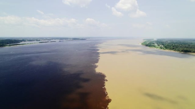 船在亚马逊河两条河流的边界上航行。Encontro das Aguas和Rio Negro海峡的两个