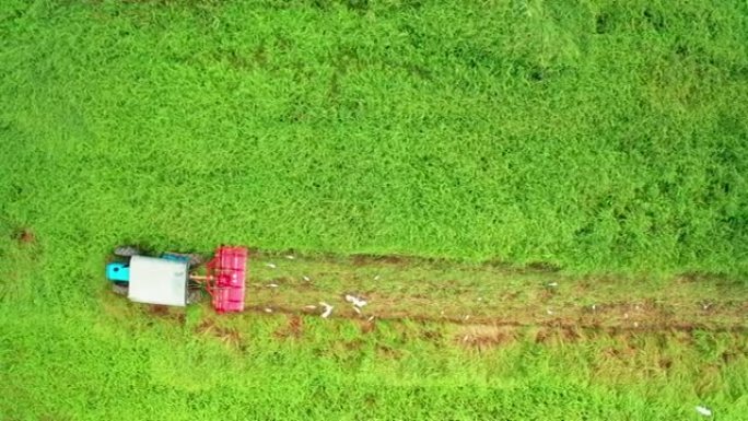 拖拉机割草农业农场草场的鸟瞰图