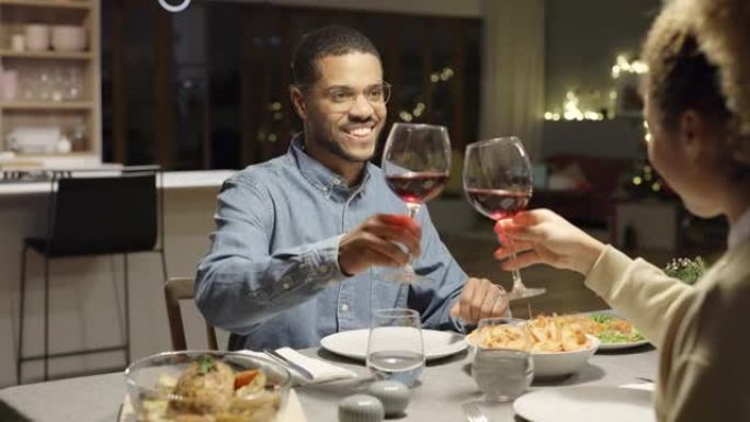 非洲夫妇在家里的餐桌上喝酒
