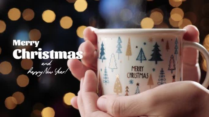 圣诞概念。女性双手拿着白色杯子，里面有热饮，蒸汽来了，圣诞快乐，新年快乐，图片左侧出现文字