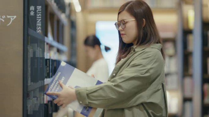 MCU在图书馆阅读教科书的年轻学生