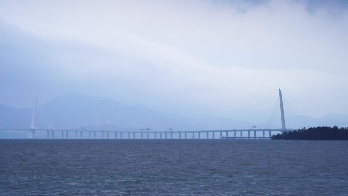 雨雾深圳湾大桥交通车流3/3