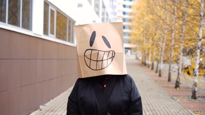快乐的笑声快乐的纸袋脸走在街上。