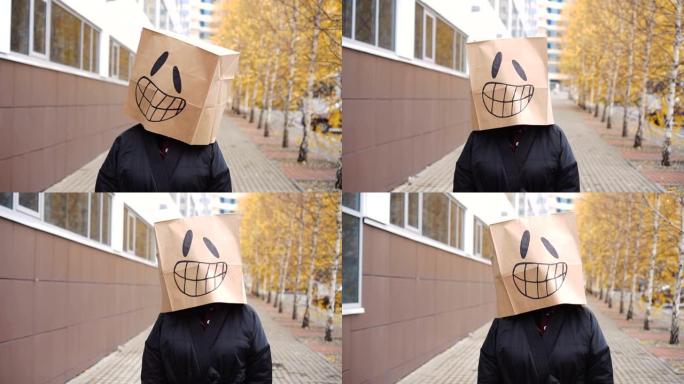 快乐的笑声快乐的纸袋脸走在街上。