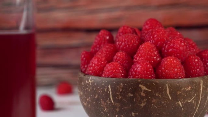 红树莓和覆盆子汁的特写。有机食品，维生素。