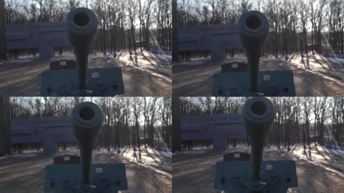 军事公园的反坦克炮。军事公园冬日安装在基座上的旧反坦克炮纪念碑