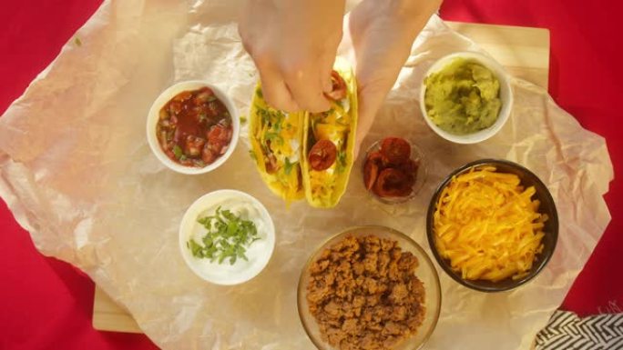 餐桌上的墨西哥食物特写。传统特克斯墨西哥美食。煮熟的炸玉米饼配以肉和蔬菜，加入切好的樱桃番茄，香菜汤